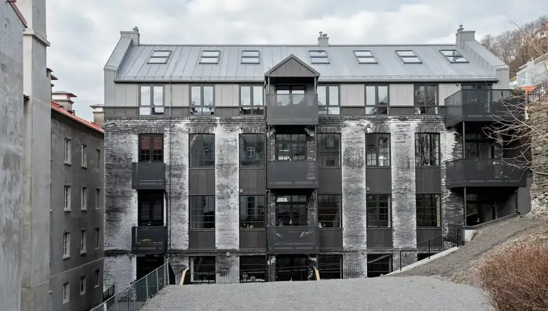 Blikkenslagerarbeid – båndtekking på bygg i Bergen