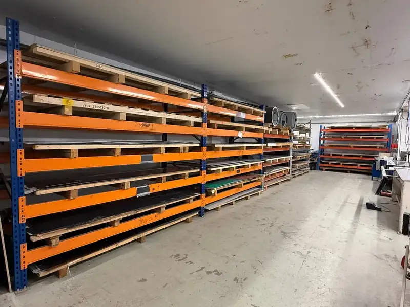 Lager med metallplater i kobber, sink og aluminium
